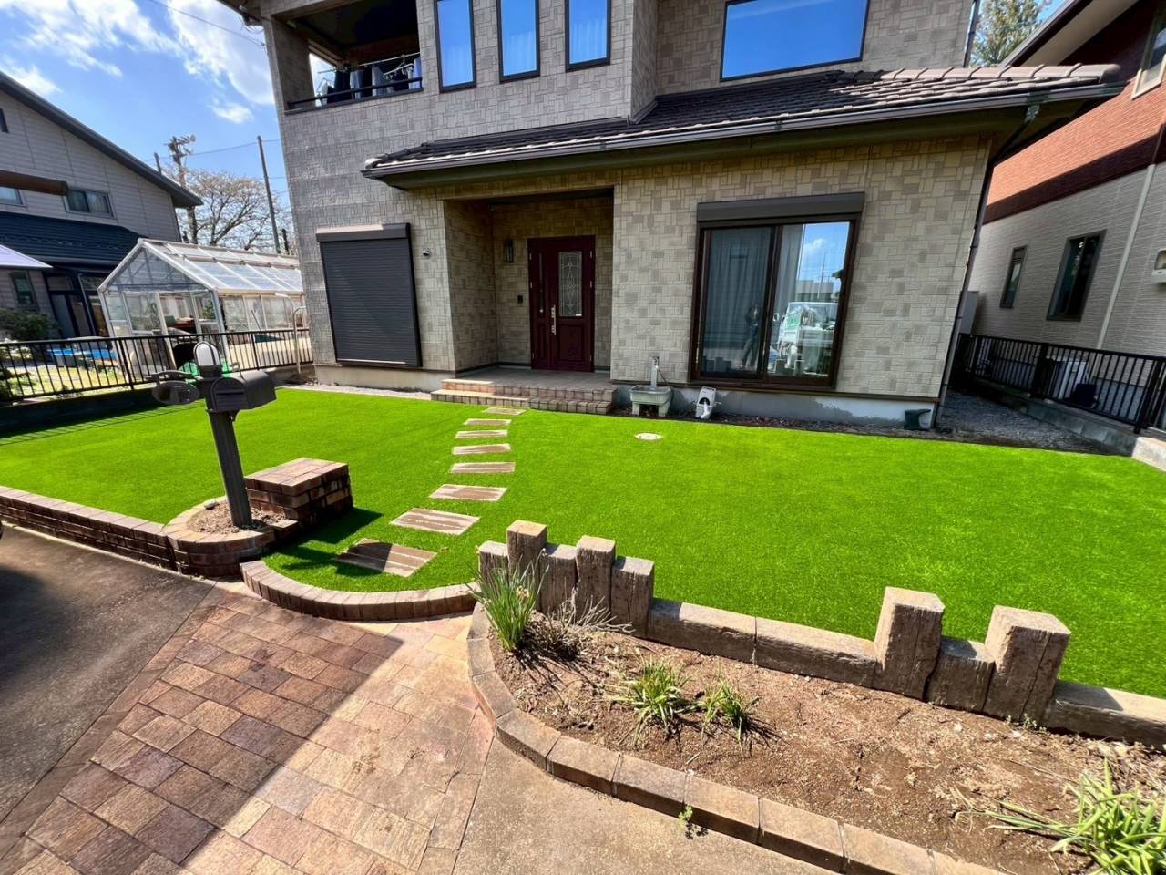 人工芝とコンクリート平板の施工